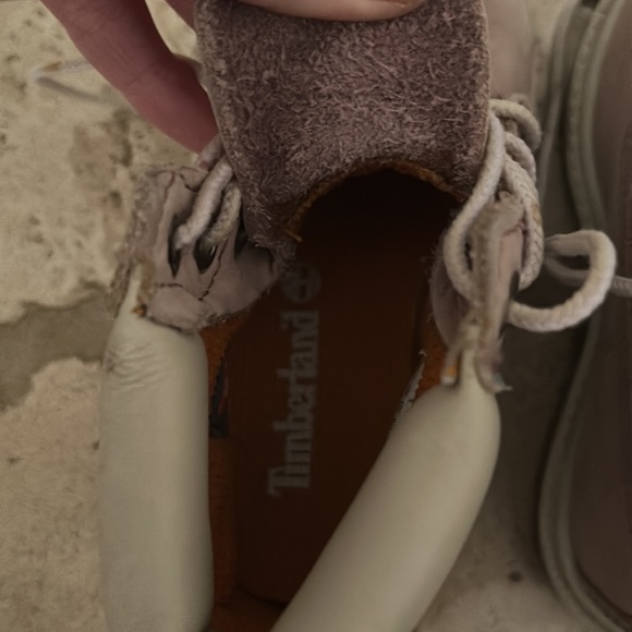 Size 8 ( girls ) authentic timberland boots. - Picture 2 of 6